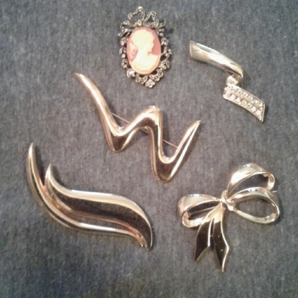 Assorted gold pins - Picture 1 of 6
